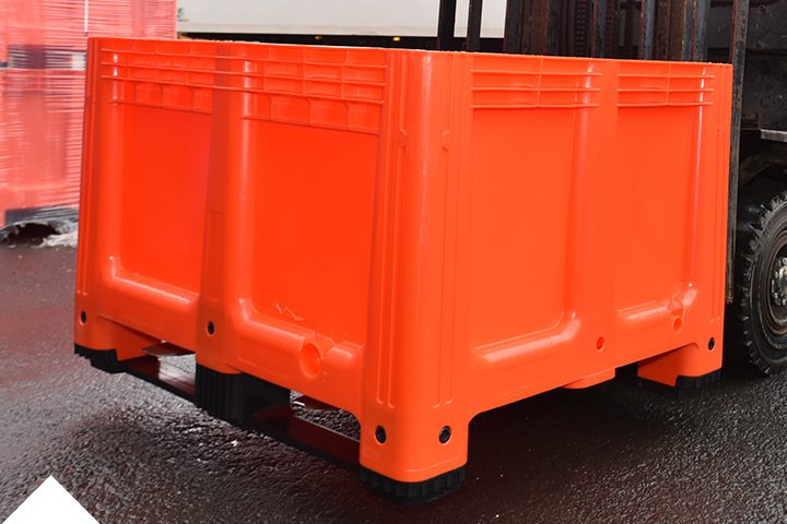 Lebensmittelbehälter Oranger, rechteckiger Behälter aus Kunststoff, auf dem Boden stehend.