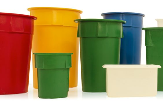 Kunststofftonnen Bunte Kunststofftonnen in verschiedenen Größen: rot, gelb, grün, blau und weiß.