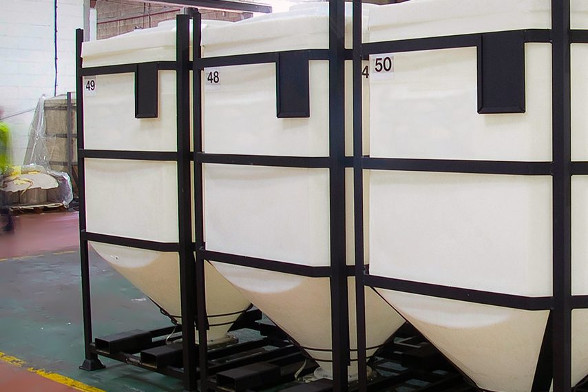 Silobehälter Drei große, beigefarbene Silobehälter in einem Industrieumfeld.